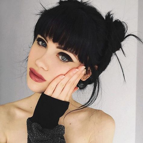 suns out, buns out 👽 Space Buns With Bangs, Buns With Bangs, Space Buns Hair, Black Hair Bangs, Black Hair Bun, Retro Updo, Space Buns, Hair Buns, Hair Bangs