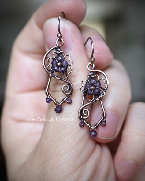 Wildflowers Earring drop is Live!🌼🌸💜✨ Do you remember the post I made with all the flowers? This is what I turned them into 🥰 What do you think? I’m so over the moon with them! 🧡 You can now find these genuine gemstone beauties and other gemstone earrings now on my website! Link is in my bio or go to CaryssasJewelry.com 💜✨ Thank you for all your amazing and incredible love! Sending you all lots of love and light! From my heart to yours ❤️✨🥰 . ✨ . ✨ . ✨ . #flowerjewellery #flowerjewelry #wil... Wire Flowers Diy How To Make, Wire Earrings Diy, Copper Wire Crafts, Wire Projects, Wire Jewelry Rings, Wire Wrap Jewelry Designs, Wire Diy, Wire Earring, Wire Wrapped Jewelry Diy