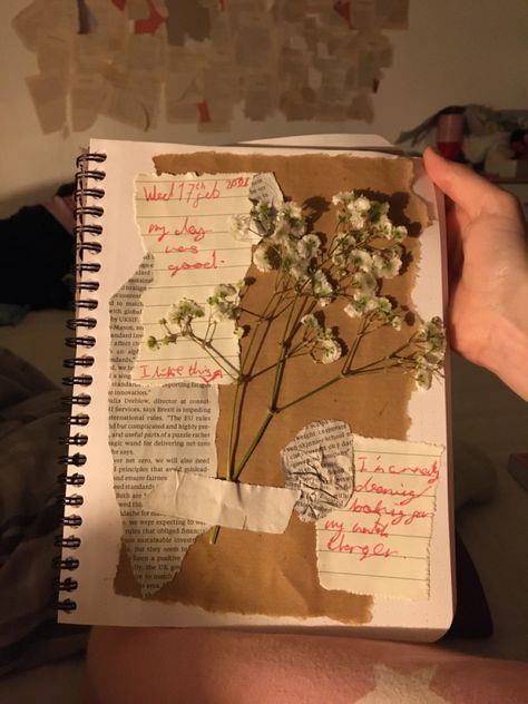 Cute Pressed Flowers Journal Ideas, Pressed Flower Scrapbook Ideas, Pressed Flowers In Scrapbook, Pressed Flower Journal Page, Pressed Flowers Scrapbook, Journal Ideas Cottagecore, Pressed Flower Journal Ideas, Scrapbook Journal Aesthetic Vintage, Journal Kit Ideas