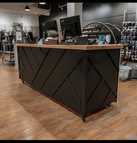 Black And Wood Reception Desk, Industrial Cashier Counter, Retail Checkout Counter Design, Front Counter Design For Shop, Industrial Front Desk, Retail Counter Design, Checkout Counter Ideas, Bar Front Ideas, Wood And Metal Bar