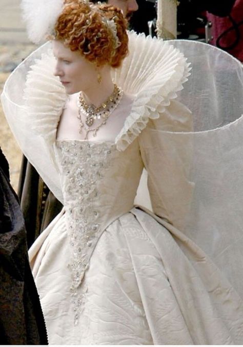 Queen Elizabeth makes us envious in her show of power and desirability through her hair and elegant white dress. Elizabethan Costume, Elizabethan Fashion, Tudor Fashion, Tudor Costumes, Elizabethan Era, Theatre Costumes, Costume Drama, Stage Costume, Period Costumes