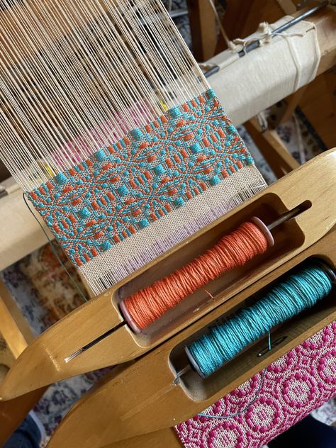 Overshot woven on opposites » Lo Meets Loom Rug Weaving Loom, Loom Knitting Patterns Hat, Tapestry Loom Weaving, Weaving Patterns Design, Weaving Machine, Weaving Loom Diy, Loom Craft, Weaving Loom Projects, Rigid Heddle Weaving