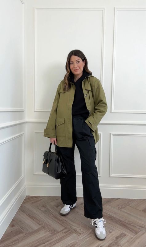 Casual Tennis Shoes Outfit, Parka Outfit Spring, Khaki Jacket Outfit, Tennis Shoes Outfit Work, Minimal Style Outfits, Parka Outfit, Wfh Outfits, Casual Tennis Shoes, Adidas Samba Outfit