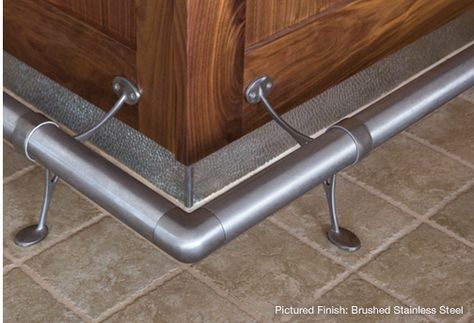 Bar Foot Rail Bar Foot Rail, Deco Loft, Kitchen Nooks, Basement Bars, Tiki Glasses, Kitchen Carts, Bar Shed, Coastal Style Decorating, Bar Plans