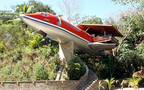 727 Plane hotel in Manuel Antonio, Costa Rica -- coolest hotel room ever Airplane House, Airplane Hotel, Design Interior Modern, Unusual Houses, Manuel Antonio National Park, Unusual Hotels, Crazy Houses, Boeing 727, Unusual Buildings