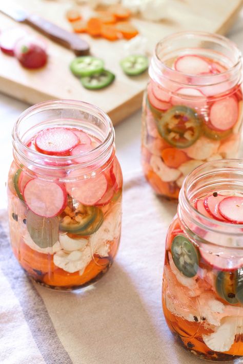 Quick Pickled Cauliflower, Mexican Carrots, Pickle Vegetables, Escabeche Recipe, Veg Meals, Pickled Cauliflower, Preserving Foods, Potluck Ideas, Quick Pickled