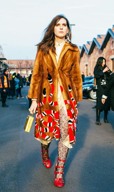 Milan Fashion Week street style is once again all about Gucci, Gucci and more Gucci. See our favourite outfits from Milan so far... Hari Nef, High Fashion Trends, Milan Fashion Week Street Style, New Street Style, Street Style 2017, 90s Fashion Outfits, Milan Fashion Weeks, Street Fashion Photography, Street Style Trends