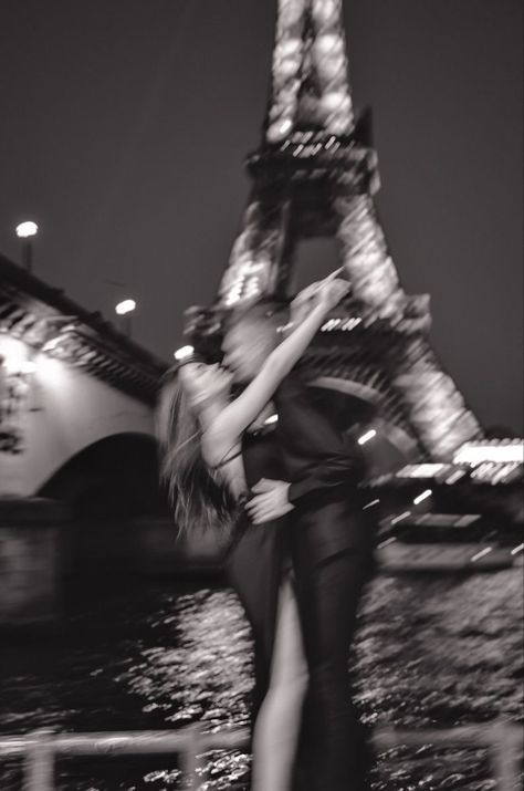 Paris Couple Pictures, London Couple, Paris Photo Ideas, Paris Couple, Romantic Wallpaper, Paris Pictures, Paris Aesthetic, My Kind Of Love, Paris Love