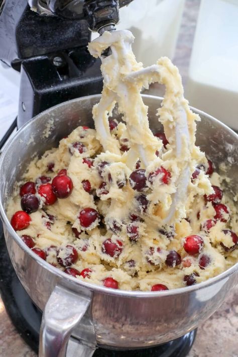 Cranberry Christmas Cake Cranberry Dump Cake, Cranberry Christmas Cake, Cranberry Christmas, Cranberry Cake, Christmas Cake Recipes, Cranberry Recipes, Christmas Food Desserts, Christmas Cooking, Holiday Cooking