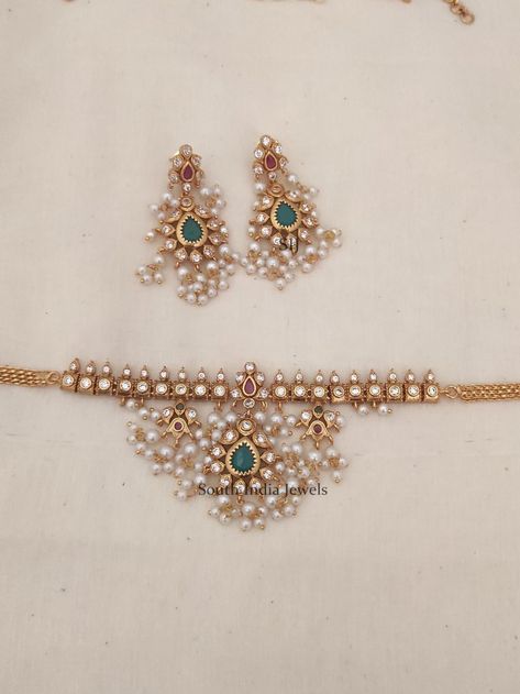 Simple Pearl Choker Necklace Designs, Traditional Pearl Choker Necklace, Simple Choker Gold Indian, Kundan Sets Indian Jewelry, Indian Jewelry Sets Simple, Trending Gold Jewellery Designs, Moti Choker Necklace, Pearl Choker Indian, Gold Choker Necklace Indian