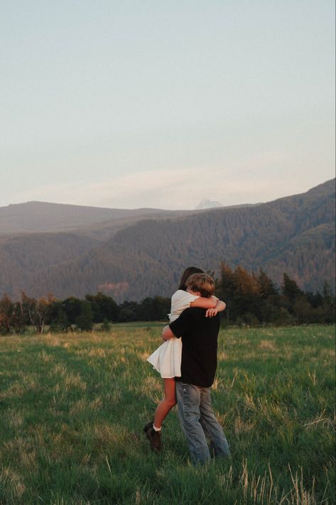 couples photoshoot west coast washington oregon cowgirl cowboy country aesthetic mountains hills cinematic photography movie couple goals storytelling Mt Rainier Couple Photos, Couples Photoshoot Road, Mountains Wedding Photoshoot, Alberta Engagement Photos, Mountaintop Engagement Photos, Aesthetic Fall Couple Pictures, Couples Photos Mountains, Engagement Photoshoot Mountains, Couples Photos Country