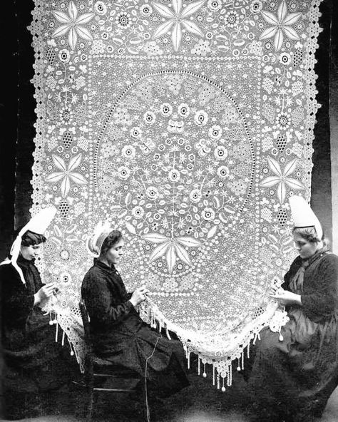 Brittany, France early 20th, women making 'picot bigouden' a form of intricate and complex crochet linking to Irish crochet Brittany France, Georges Braque, Art Historian, Historical Pictures, Irish Crochet, Lace Making, Historical Events, Historical Photos, Bored Panda