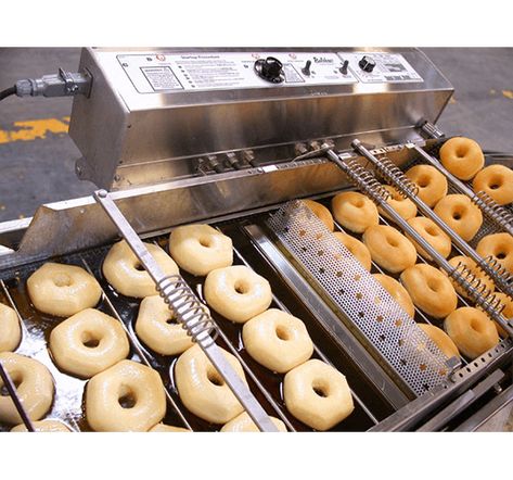 Donut Robot® Mark VI automatic donut fryer | Belshaw Donut Machine, Types Of Donuts, Raised Donuts, Fryer Machine, Kfc Chicken Recipe, Old Fashioned Donut, Yeast Donuts, Tasty Pastry, Doughnut Shop