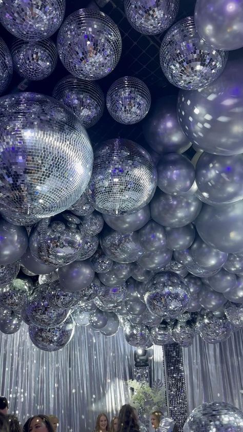 Disco Theme Parties, Diamond Theme Party, 28th Birthday Ideas, Diamond Theme, 18th Birthday Party Themes, Sweet Sixteen Birthday Party Ideas, Disco Birthday Party, Disco Decorations, Disco Party Decorations