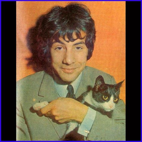 Cat with cat Celebrities With Cats, Men With Cats, Cat Stevens, Great Cat, Cat People, Sweet Animals, Cat Tattoo, Pretty Cats, Beautiful Cats