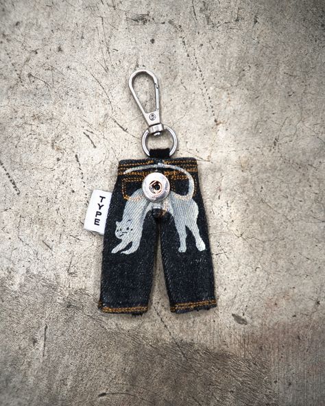 Mini catvisu jeans keychains now available on the site 🐈 Keychain Outfit, Keyring Aesthetic, Jeans Keychain, Car Keys Aesthetic, Keychain Aesthetic, Vintage Keychain, Felt Keychain, Carabiner Keychain, Keychains