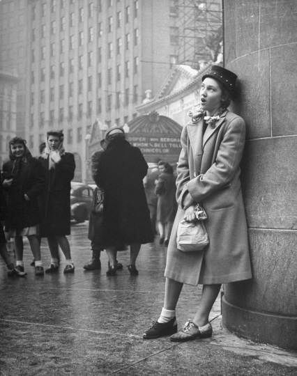 Nina Leen, Girl Singing, Shots Photography, Street Corner, Street Life, Famous Photographers, Time Life, Vintage Things, Celebrity Portraits