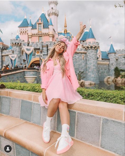 Disneyland Outfits Aesthetic, Disneyland Outfit Winter, Disney Poses, Disneyland Birthday, Disneyland Pictures, Cute Disney Outfits, Disney Photo Ideas, Disney World Pictures, Disney Themed Outfits