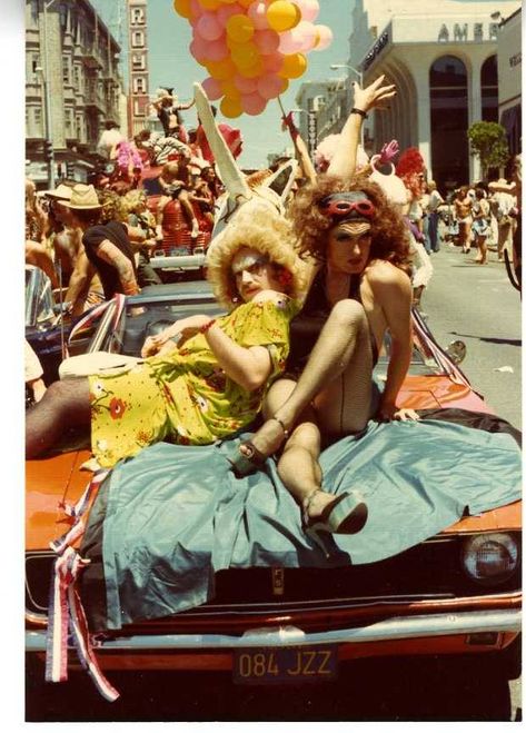 Historical Lgbtq Photos, 90s Queer Culture, Vintage Pride Aesthetic, 70s Pride Aesthetic, Old Pride Photos, Pride Parade Photography, San Francisco Pride Parade, Vintage Queer, Pride Photos