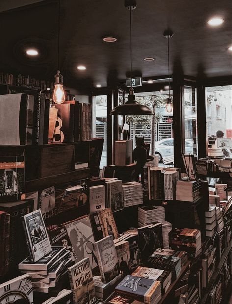 Bookstores Aesthetic, Vintage Library Aesthetic, Vintage Bookstore, Lots Of Books, Dream Library, Library Aesthetic, Book Cafe, Wallpaper Vintage, Dark Academia Aesthetic