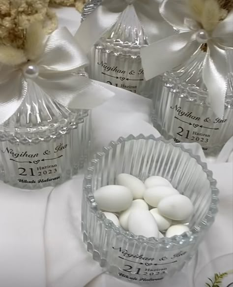 Engagement Cakes Ideas, Silver Wedding Anniversary Ideas, Engagement Stage Decoration, Boda Diy, Creative Wedding Gifts, Candle Wedding Decor, Candle Wedding, Silver Wedding Anniversary, Candle Wedding Favors