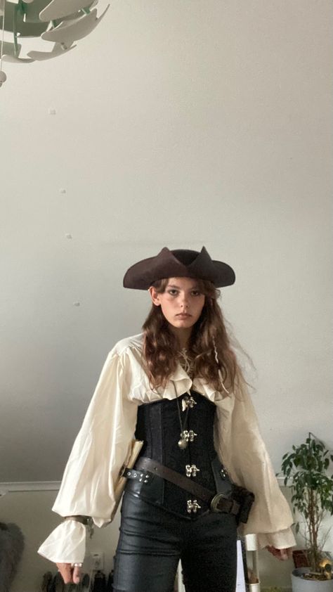 Pirate Garb Women, Ren Faire Pirate Outfits, Womens Pirate Costume Ideas, Female Pirate Costume Ideas, Fantasy Pirate Aesthetic Outfit, Pirate Aesthetic Female Outfit Casual, Princess Ren Faire Outfits, Pirate Queen Outfit, Pirate Dress Aesthetic