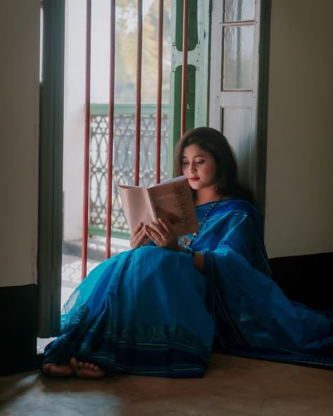 Women Saree Photography, Photography Poses For Women In Saree, Saree Poses Indoor, Saree Home Photoshoot, Self Portrait In Saree At Home, Sari Aesthetic Pictures, Saree Indoor Photoshoot, Saree Look Photoshoot, Fabindia Saree