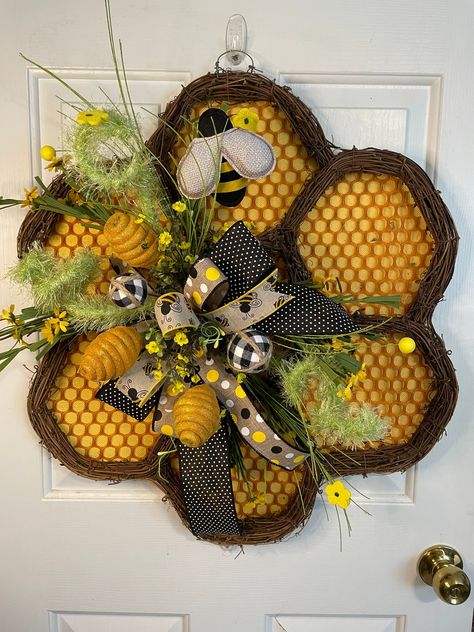 Bee Kitchen Theme, Bee Door Hanger, Bumblebee Decor, Bee Hives Diy, Bumble Bee Decorations, Bumble Bee Craft, Bee Hive Craft, Sunflower Crafts, Honey Bee Decor