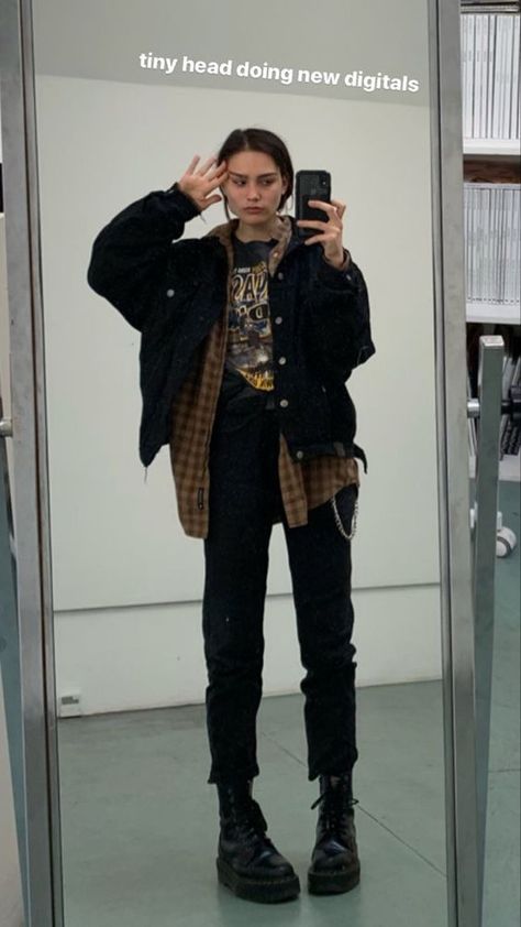 Bookstore Outfit Winter, Casual Queer Fashion, Nineties Grunge Fashion, Grunge City Outfits, Goth Professional Outfits Plus Size, Edgy College Outfits, Soft Grunge Winter Outfits, Grungy Granola Outfit, Cold Layered Outfits