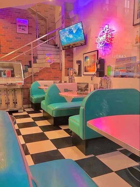 50s Bar Aesthetic, Retro Cafe Interior, Eighties Aesthetic, Cafeteria Vintage, Bar Paris, Diner Aesthetic, 50s Diner, Diner Decor, Vintage Diner