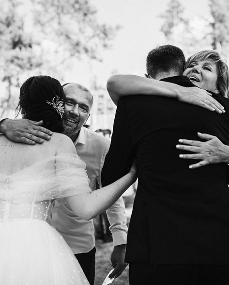 Unique Family Wedding Photos Group Shots, Unconventional Wedding Pictures, Essential Wedding Photos, Candid Wedding Family Photos, Photojournalistic Wedding Photos, Cabo Wedding Photography, Wedding Photos Guests, Wedding Guests Photography, Wedding Photos Family Group