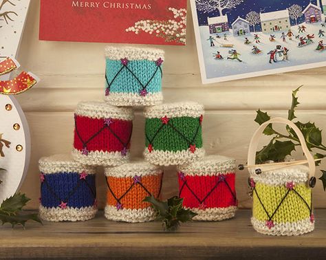 Knitted Christmas Drum Mini Christmas Decorations, Christmas Drum, Crochet Poppy Pattern, Knitted Ornaments, Holiday Knitting, Christmas Knitting Projects, Knitted Christmas Decorations, Christmas Knits, Christmas Fair Ideas