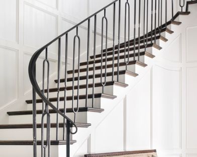 Glass Stairs Design, Glass Railing Stairs, Staircase Styles, درج السلم, Wrought Iron Stair Railing, Foyer Staircase, Iron Stair Railing, Wrought Iron Stairs, Escalier Design