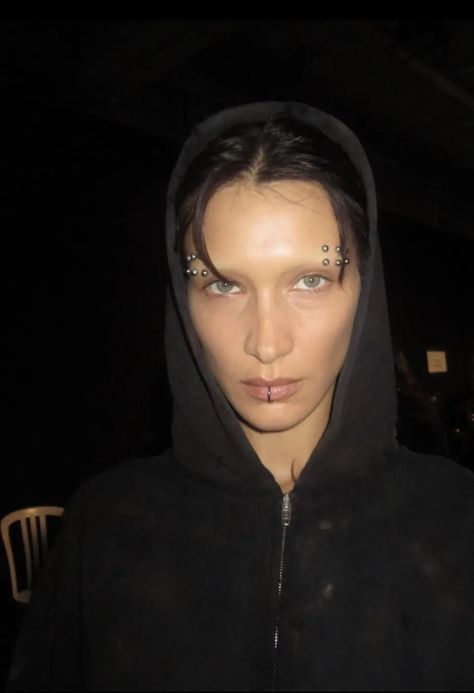 Bella Hadid Balenciaga, Balenciaga Aesthetic, Bleached Eyebrows, Lip Rings, Face Piercings, Lip Ring, 가을 패션, Star Girl, Bella Hadid