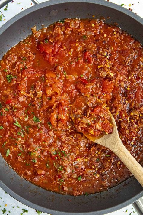 Spicy Italian Pasta, Amatriciana Recipe, Amatriciana Sauce, Sausage Pasta Sauce, Pasta Amatriciana, Chili Pasta, Italian Pasta Sauce, All Amatriciana, Spicy Pasta