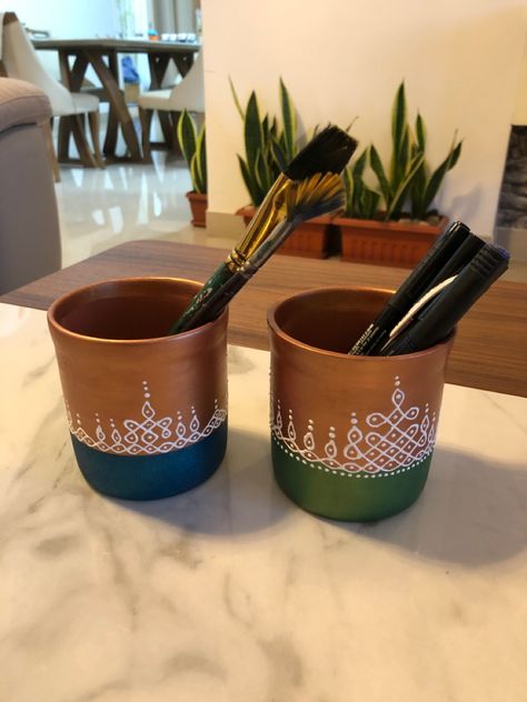 Mud Cup Painting, Mud Pot Painting Ideas Indian, Tulsi Pot, Mud Painting, Pongal Pot, Kolam Art, Diwali Crafts, Cup Painting, Mud Paint