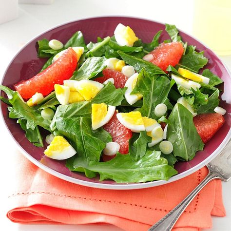 Dandelion Salad Frugal Eating, Cookout Dishes, Dandelion Salad, Dandelion Greens, Greens Salad, Salad Dressing Recipe, Resep Salad, Green Salad Recipes, Diner Recept