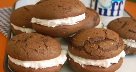 Homemade Whoopie Pies, Whoopie Pie Filling, Marshmallow Fluff Recipes, Soft Chocolate Cookie, Pizza Sugar Cookie, Indian Pudding, Whoopie Pie Recipe, Fluff Recipe, Whoopie Pie