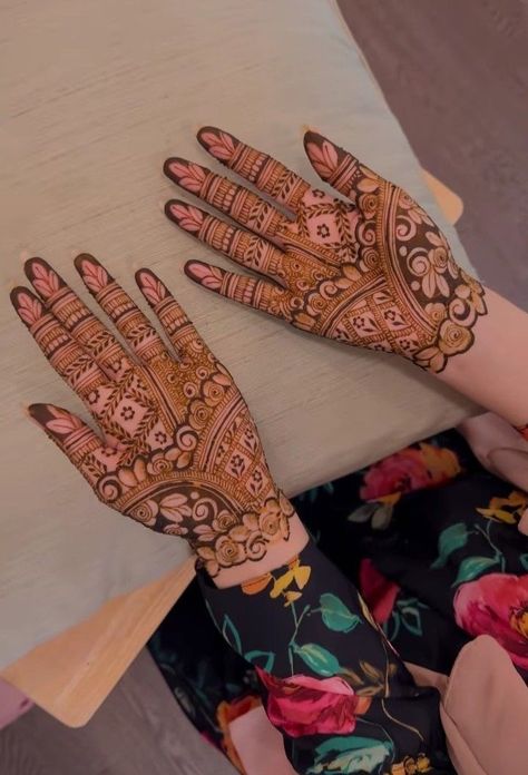 Minimalist Mehendi, Palm Mehndi Design, Front Mehndi Design, Simple Mehendi Designs, Mehndi Designs Bridal Hands, Latest Henna Designs, Beginner Henna Designs, Very Simple Mehndi Designs, Simple Mehndi Designs Fingers