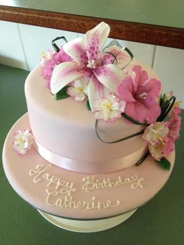 Lily Cake Design, Lilly Cake, Lily Birthday Cake, Lilium Flower, Lily Cake, 18th Cake, Lilly Flower, 13 Birthday Cake, 21st Birthday Cakes