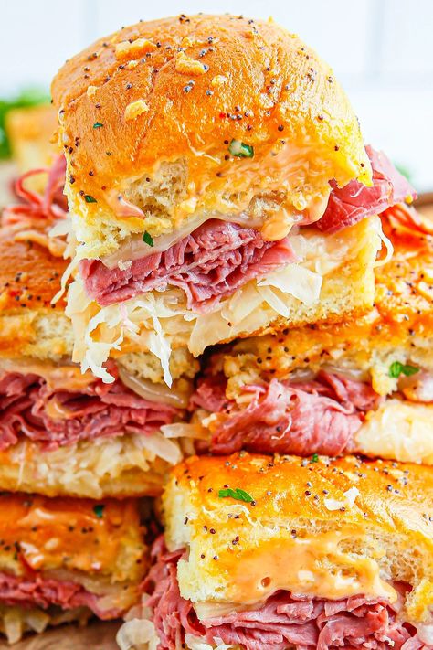 Reuben Sliders, Hawaiian Roll Sandwiches, Corned Beef Reuben, Sliders Recipes Hawaiian Rolls, Easy Slider Recipes, Baked Sandwiches, Hawaiian Roll Sliders, Slider Sandwiches, Beef Sliders