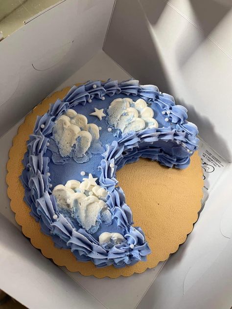 Crescent Moon Shaped Cake, Heart Shaped Cakes Birthday Pisces, Cloud Shaped Cake, Libra Cupcakes, Aesthic Cakes, Aquarius Cake Birthdays, Moon Shaped Cake, Cute Cupcakes Aesthetic, Cake Inspiration Birthday