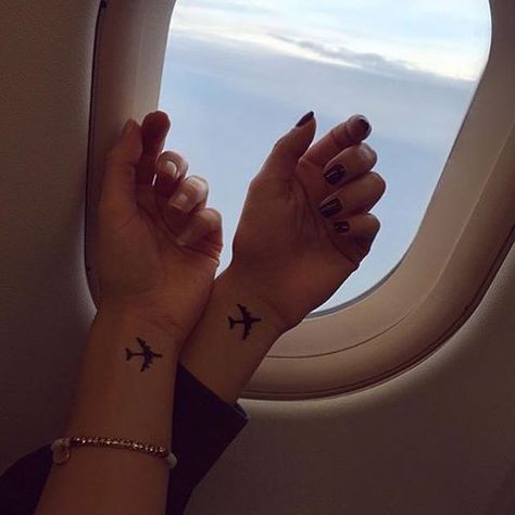 Off to 🇺🇸 with @tantabelleza 🙌🏼 #PlaneTattoo #TemporaryTattoo www.untattooed.tictail.com Wanderlust Tattoos, Matching Bff Tattoos, Plane Tattoo, Tatuagem Masculina Pequena, Tattoo Placements, Matching Best Friend Tattoos, Travel Tattoos, Tattoos Unique, Tattoo Trend