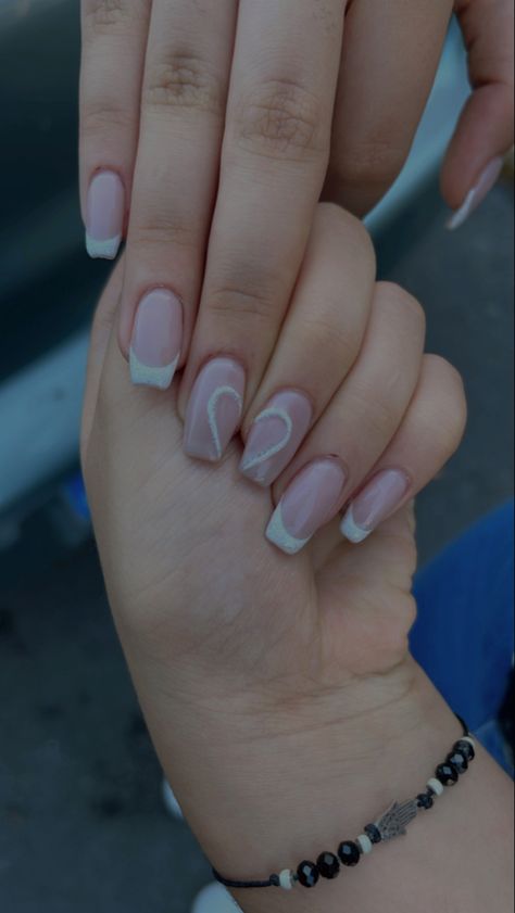 nails, nails polish, uñas, uñas semipermanentes, semipermanent nails, uñas bonitas, uñas hermosas, uñas preciosas, beautiful nails, summer, winter, spring, valentine day, san valentin, primavera, invierno, verano, uñas para veranear, pulsera, otoño, fall, corazón, heart, compartido, share Bsf Nails Matching Heart, Half Heart Nails Matching, Nail Inspo For Best Friends, Matching Gel Nails With Best Friend, Matching Nails With Best Friend Almond, Matching French Tip Nails, Matching Nail Designs For Best Friends, Nail Ideas Matching, Bff Nails Designs Best Friends