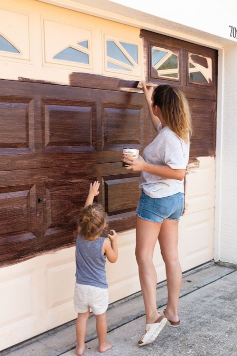 DIY Garage Door Makeover with Gel Stain | DIY | Fresh Mommy Blog Rifacimento Garage, Diy Garage Door Makeover, Garage Door Colors, Metal Garage Doors, Garage Door Paint, Garage Door Hardware, Front Door Makeover, Wood Garage Doors, Garage Door Makeover