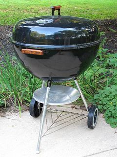 Weber 26.5 "flat-top" Kettle - 1996 Cajun Sparkle Recipe, Webber Grill, Bbq Weber, Bbq Techniques, Salt Block Cooking, Weber Charcoal Grill, Bbq Turkey, Weber Kettle, Best Charcoal Grill