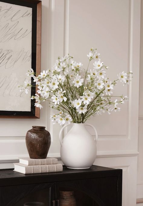 White Flowers In White Vase, Celestial Floral Arrangements, White Flowers Vase, White Vase With Flowers, Artificial Wildflowers, Flowers Apartment, Wild Cosmos, Vase Decorating Ideas, White Cosmos