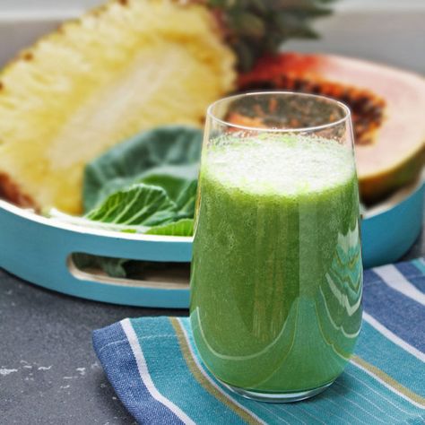 Tropical Green Smoothie Low Carb Green Smoothie, Low Carb Chicken Soup, Tropical Green Smoothie, Green Juice Smoothie, Juice Smoothies Recipes, Soup Diet, Green Smoothies, Atkins Diet, Healthy Veggies