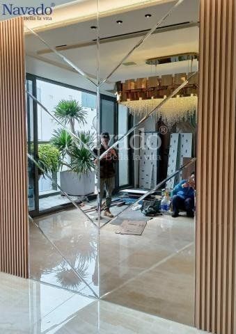 Mirror Panelling Wall, Mirror Panelling, Mirror Panel Wall, Wall Mirror Decor Living Room, Glass Wall Design, Dining Room Design Luxury, Luxury Ceiling Design, Mirror Decor Living Room, Drawing Room Interior