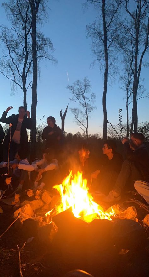 Dancing Around Campfire, Playing Guitar Around Campfire, Campfire Aesthetic, Sitting Around A Campfire, Summer Campfire, Cowgirl Life, Cozy Campfire, Country Vibes, Camping Vibes